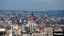 Государственное собрание (парламент) Венгрии. Вид с балкона Базилики Святого Стефана. Будапешт (архивное фото) 