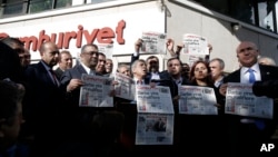 31일 터키 언론인과 정치인들이 이스탄불 시내 '줌후리옛' 신문 본사 앞에서 신문 최신호를 들고 시위를 벌이고 있다. 앞서 터키 경찰은 줌후리옛 사옥을 급습해 편집국장과 칼럼니스트 2명을 체포했다. 