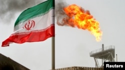 이란의 페르시안 만의 유전에서 석유 시추를 위해 설치한 시추봉 위 로 불꽃이 타오르고 있다.