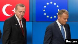 Türkiye-AB ilişkileri Cumhurbaşkanı Erdoğan’ın yetkilerini genişleten referandum sürecinde Brüksel ile karşılıklı açıklamalar savaşı nedeniyle tarihin en kötü seviyesine geriledi. İlişkileri yeniden düzeltmeye yönelik çabalar, nisan ayında yapılan referandumun ardından Erdoğan’ın Brüksel’e ziyaretinin bir sonucu oldu.