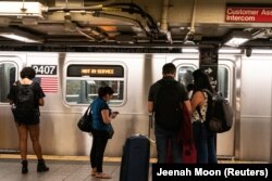 Elektrik kesintisi yüzünden Penn İstasyonu'nda bozulan bir metro treni