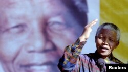 South African President Nelson Mandela addresses a rally in this township near Pretoria, South Africa, on June 25, 1995. (REUTERS)