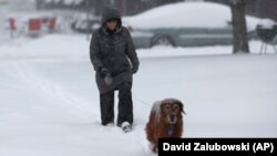 Pem Semler šeta svog psa po imenu Samit u Denveru (Foto: AP/David Zalubowski)