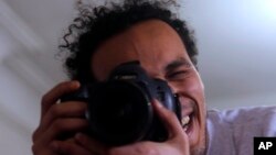 Jurnalis foto Mahmoud Abu Zaid, atau dikenal sebagai Shawkan, berpose di rumahnya setelah dibebaskan dari penjara di Kairo, Mesir (4/3). 