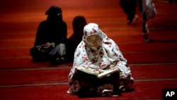 Seorang perempuan sedang membaca Alquran di Masjid Istiqlal di Jakarta saat bulan suci Ramadan, 9 Juni2017.