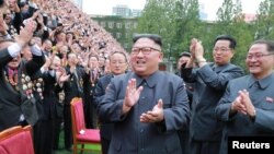 지난해 9월 창립 70주년을 맞은 김책공업종합대학을 방문한 김정은 북한 국무위원장. 