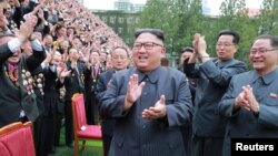 김정은 북한 국무위원장이 창립 70주년을 맞은 김책공업종합대학을 방문했다고 지난달 30일 조선중앙통신이 보도했다. 
