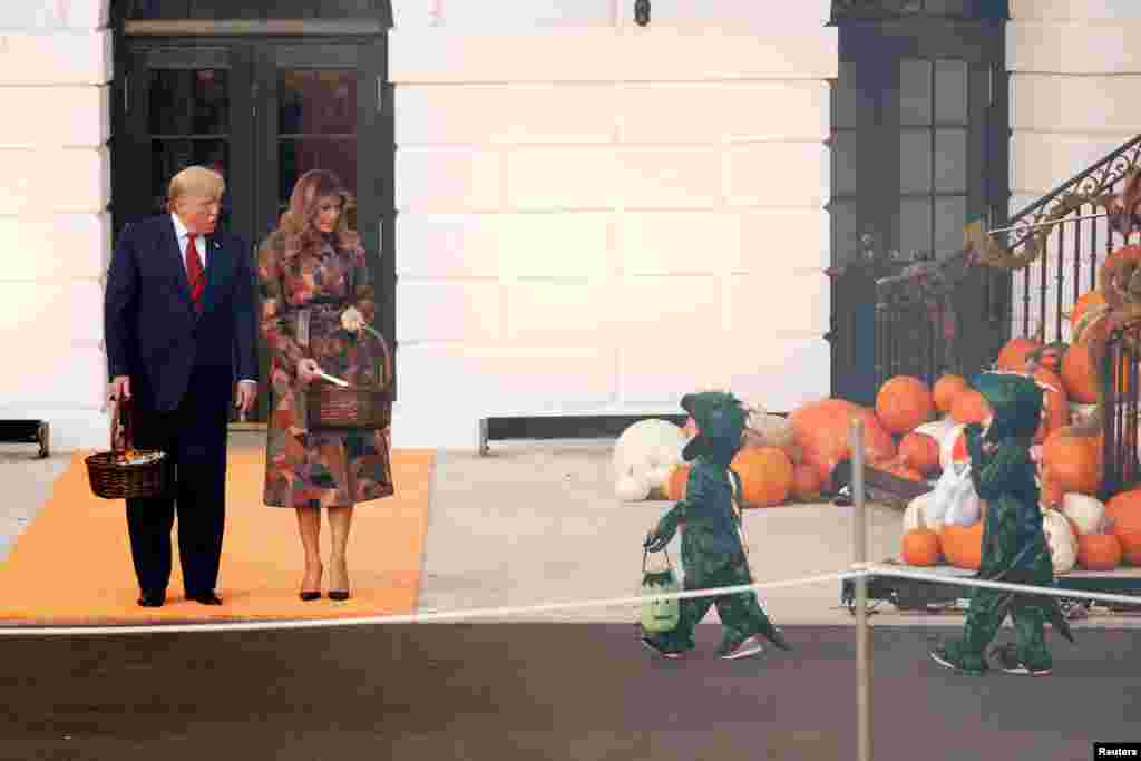 بچه&zwnj;ها هرکدام با ماسک یا لباس هالووین در این مراسم حاضر می&zwnj;شوند و از پرزیدنت ترامپ و بانوی اول شیرینی و شکلات می&zwnj;گیرند.