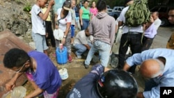 Stanovnici Venecuele uzimaju vodu iz odvodnih cevi