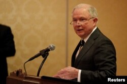 El fiscal general de EE.UU. Jeff Sessions, atribuyó el aumento en los cruces ilegales a la economía de Estados Unidos en el gobierno de Donald Trump. "Las cosas van bien económicamente y la gente puede venir por esa razón", dijo en una reunión de alguaciles de la frontera. Las Cruces, Nuevo México. Abril 11 de 2018.