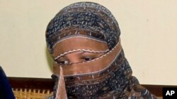 Pakistani Christian woman Asia Bibi, listens to Governor of Pakistani Punjab Province Salman Taseer, unseen, at a prison in Sheikhupura near Lahore, Nov. 20, 2010. 