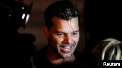 El cantante puertorriqueño Ricky Martin reconoce que no debió retuitear algo que no había verificado su autenticidad.