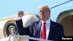 El presidente de Estados Unidos, Donald Trump, levanta el puño para sus seguidores a su llegada a Palm Springs, California, el martes 18 de febrero de 2020. Foto: Reuters.