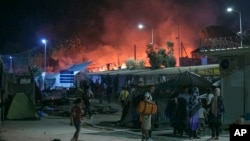그리스 레스보스 섬의 난민수용소에서 19일 밤 화재가 발생해 수 천 명이 긴급 대피했다.
