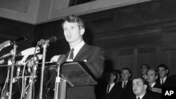 Kw'italiki zitandatu, ukwezi kwa gatandatu, umwakaw'i 1966 Senateri muri ico gihe wa Reta ya New York, muri Amerika Robert F. Kennedy, ariko ashsikiriza ijambo abanyeshule kuri kaminuza ya Cape Towm, muri Afrika y'epfo mu gihe c'intwaro kadyanishamiryango ya Apartheid