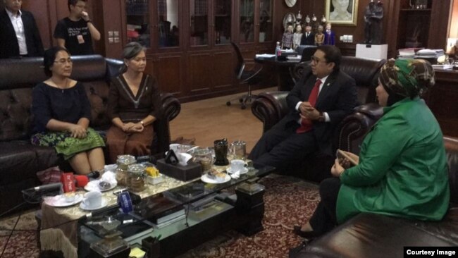 អ្នកស្រី មូរ សុខ​ហួរ ក្នុងជំនួបជាមួយ លោក ​Fadli​ Zon ​អនុប្រធានសភាជាន់ទាបឥណ្ឌូ​នេស៊ី ​កាល​ពី​ថ្ងៃទី ​០៧ ​ខែ ធ្នូ ឆ្នាំ​ ២០១៧​ នៅ​ទីក្រុង​ចាកាតា។ ​(រូប​ថត​ផ្ដល់​ឱ្យ)​