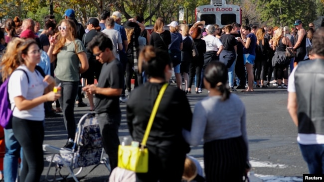People wait in line to donate blood outside LaReina High School after a mass shooting by a lone gunman at a bar in Thousand Oaks, Calif., Nov. 8, 2018.