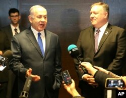 Perdana Menteri Israel Benjamin Netanyahu (kiri) dan Menteri Luar Negeri AS Mike Pompeo (kanan), memberi keterangan kepada media dalam jeda konferensi Perdamaian dan Keamanan di Timur Tengah, di Warsawa, Polandia, Kamis, Februari 14, 2019.