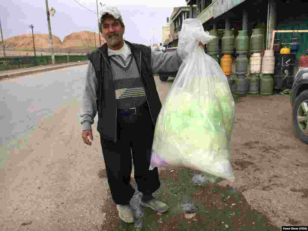 مرد دست فروش در شرق شهر موصل.