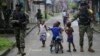 Patrouille des forces spéciales de la marine à Buenaventura en Colombie, le 28 mars 2014. Cette ville est une porte d'entrée pour les expéditions de cocaïne. (AP/Fernando Vergara)