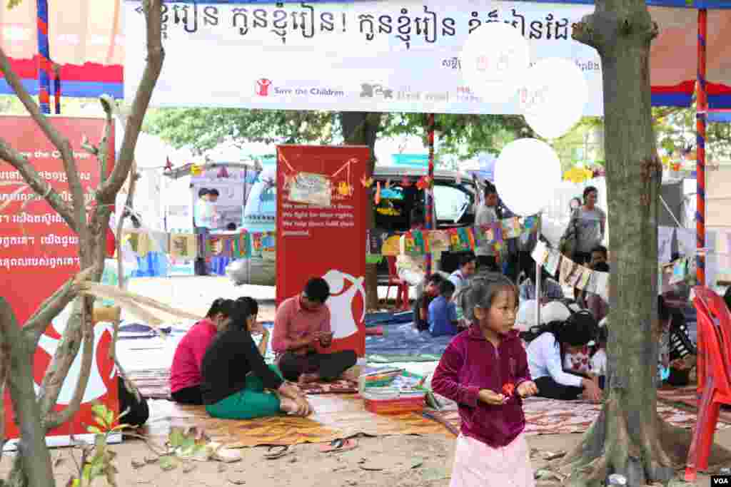 ទិដ្ឋភាព​ទូទៅ​នៃ​&laquo;ពិព័រណ៌​សៀវភៅ​នៅ​កម្ពុជា​ លើកទី៤​&raquo; នៅឯ​បណ្ណាល័យ​ជាតិ​ ក្នុង​រាជធានី​ភ្នំពេញ​នៅ​ថ្ងៃ​ទី​១១​ ខែ​ធ្នូ​ ឆ្នាំ​២០១៥។ (ហ៊ាន សុជាតា/ VOA)