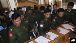 တပ္မေတာ္သား လႊတ္ေတာ္အမတ္ေတြက ကာကြယ္ေရးဦးစီးခ်ဳပ္ (ေရ) ဗုိလ္ခ်ဳပ္ႀကီး ဥာဏ္ထြန္းကုိ ဒုတိယသမၼတအျဖစ္နဲ႔ ေရြးခ်ယ္လုိက္ၾကၿပီလို႔ လႊတ္ေတာ္အမတ္အခ်ိဳ႕က အတည္ျပဳေျပာဆိုပါတယ္။