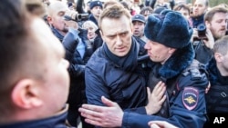 រូបឯកសារ៖ មេដឹកនាំនយោបាយប្រឆាំងរបស់រុស្ស៊ី លោក Alexey Navalny ត្រូវបានឃាត់ខ្លួនដោយប៉ូលិស នៅទីក្រុងមូស្គូ កាលពីថ្ងៃទី ២៦ ខែមីនា ឆ្នាំ ២០១៧។ (Evgeny Feldman for Alexey Navalny's campaign photo via AP)