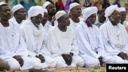 Musulmans soudanais reunis pour la priere du matin pour l'Aid El Fitri, a la fin du Ramadan, au nord du Darfour, aout 2012.