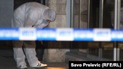 istražitelji ispred stana Olivere Lakić, novinarke dnevnika "Vijesti"