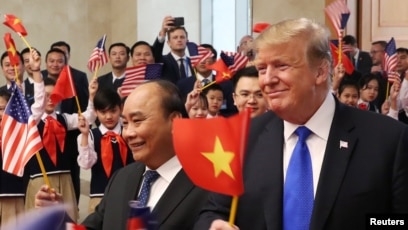 Tổng thống Trump và Việt Nam: Với nỗ lực thúc đẩy quan hệ song phương, Tổng thống Donald Trump đã đến thăm Việt Nam, gặp gỡ lãnh đạo Việt Nam và thay mặt đưa ra những lời chào đón và tri ân đến đất nước Việt Nam. Hình ảnh này thể hiện tinh thần hợp tác và giao lưu văn hóa giữa hai đất nước.