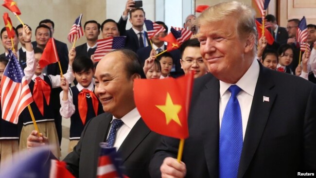 Tổng thống Trump và Thủ tướng Phúc trong cuộc gặp hồi cuối tháng Hai năm nay ở Hà Nội. 