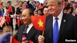 Tổng thống Trump trong chuyến thăm Việt Nam đầu năm ngoái.