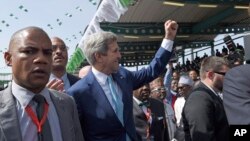 جان کری برای حضور در آئین تحلیف رئیس جمهوری جدید نیجریه وارد ابوجا شد