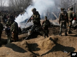 FILE - Indian army soldiers arrive near the wreckage of an Indian aircraft after it crashed in Budgam area, outskirts of Srinagar, Indian-controlled Kashmir, Feb.27, 2019.