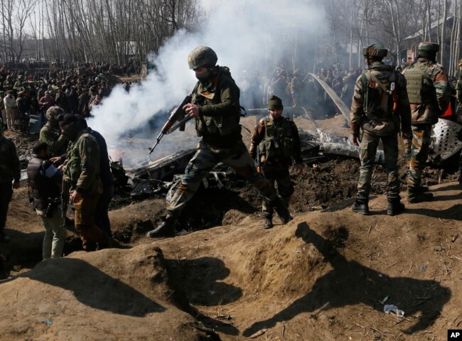 FILE - Indian army soldiers arrive near the wreckage of an Indian aircraft after it crashed in Budgam area, outskirts of Srinagar, Indian-controlled Kashmir, Feb.27, 2019.