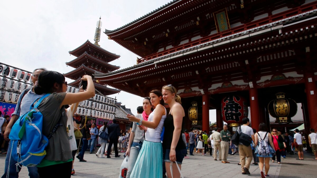 Туристы в японии. Тур в японию. Синтоистский храм в японии. Japan tourist. Киото для туриста.