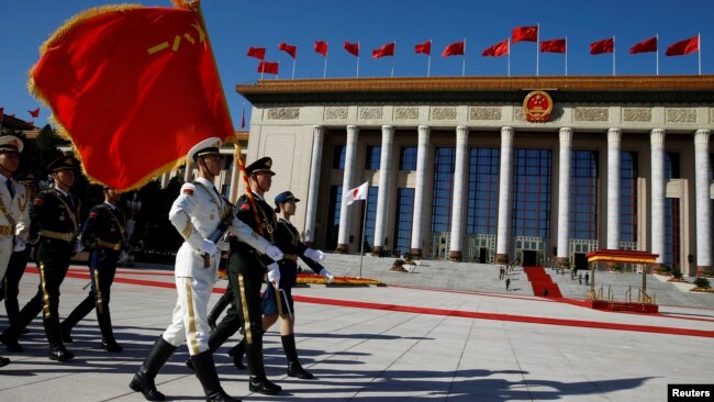 中国人民解放军仪仗队在人民大会堂外走过