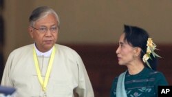 Htin Kyaw (kiri), kiri, presiden terpilih Myanmar bersama pemimpin partai NLD Aung San Suu Kyi (kanan), di kantor di Naypyitaw, Myanmar (15/3).