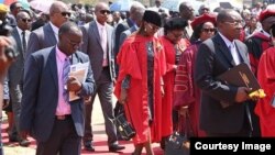 UNkosikazi Grace Mugabe lomsekeli kaMongameli welizwe uNkosikazi Joice Mujuru basanda kuthola izicoco zePhDs ekolitshini le University of Zimbabwe on Friday. (Courtesy photo)