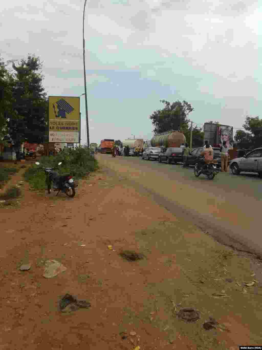 Des taxis-moto attendent des clients à Bouaké, Cote d’Ivoire, 13 mai 2017. (VOA/Sidiki Barro)