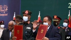 Sudanski general Abdel Fatah Al-Burhan i premijer Abdala Hamdok na ceremoniji povratka na vlast. Foto: Sudanski prelazni suvereni savet.