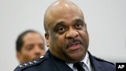 Eddie Johnson, superintendente de Policía de Chicago atribuye la violencia a una mayor actividad de pandillas y a las débiles leyes de control de armas.