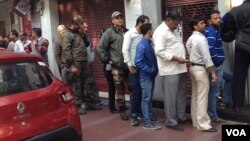 Outside a bank in New Delhi, the line for new currency is much shorter than some weeks ago indicating that cash shortages have eased. (A. Pasricha/VOA)