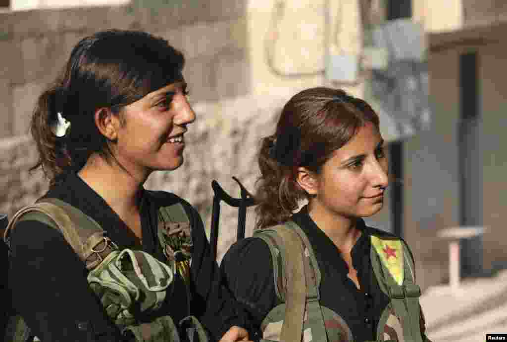 شام میں صدر بشارالاسد کے خلاف لڑنے والی &rsquo;فری سیرین آرمی&lsquo; میں خواتین کی ایک اچھی خاصی تعداد نے بھی شمولیت اخیتار کی ہے.