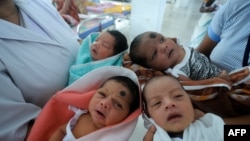 Para perawat di India menggendong bayi-bayi yang baru lahir di sebuah rumah sakit di Guwahati, 2014 (Foto: dok).