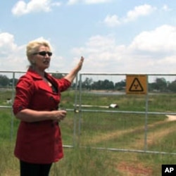 Activist Mariette Liefferink describes the environmental hazards posed by abandoned gold mines to a group of locals and researchers in Randfontein, Johannesburg.