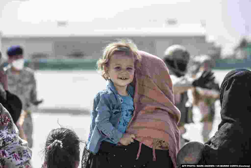 افغانستان چھوڑ کر جانے والے افغان باشندوں کو مختلف ملکوں میں موجود امریکی ہوائی اڈوں پر لے جایا جا رہا ہے۔