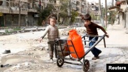 兩名兒童在戰區內運水
