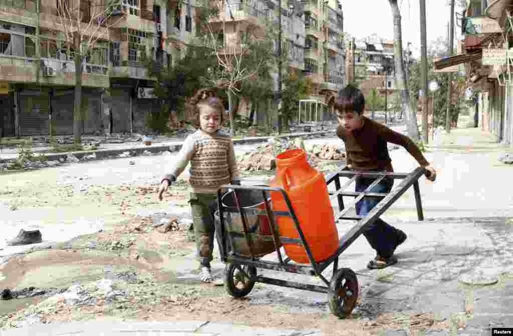 اقوام متحدہ کے ادارہ برائے اطفال &rsquo;یونیسف&lsquo; نے کہا کہ شام میں تین سال سے جاری لڑائی سب سے زیادہ بچوں کے لیے نقصان دہ ثابت ہوئی۔ 