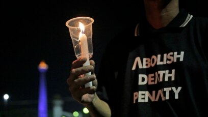 Seorang aktivis memegang lilin dalam aksi protes menentang hukuman mati di luat Istana Presiden, Jakarta, 28 Juli 2016. (Foto:ilustrasi/AP Photo/Dita Alangkara)